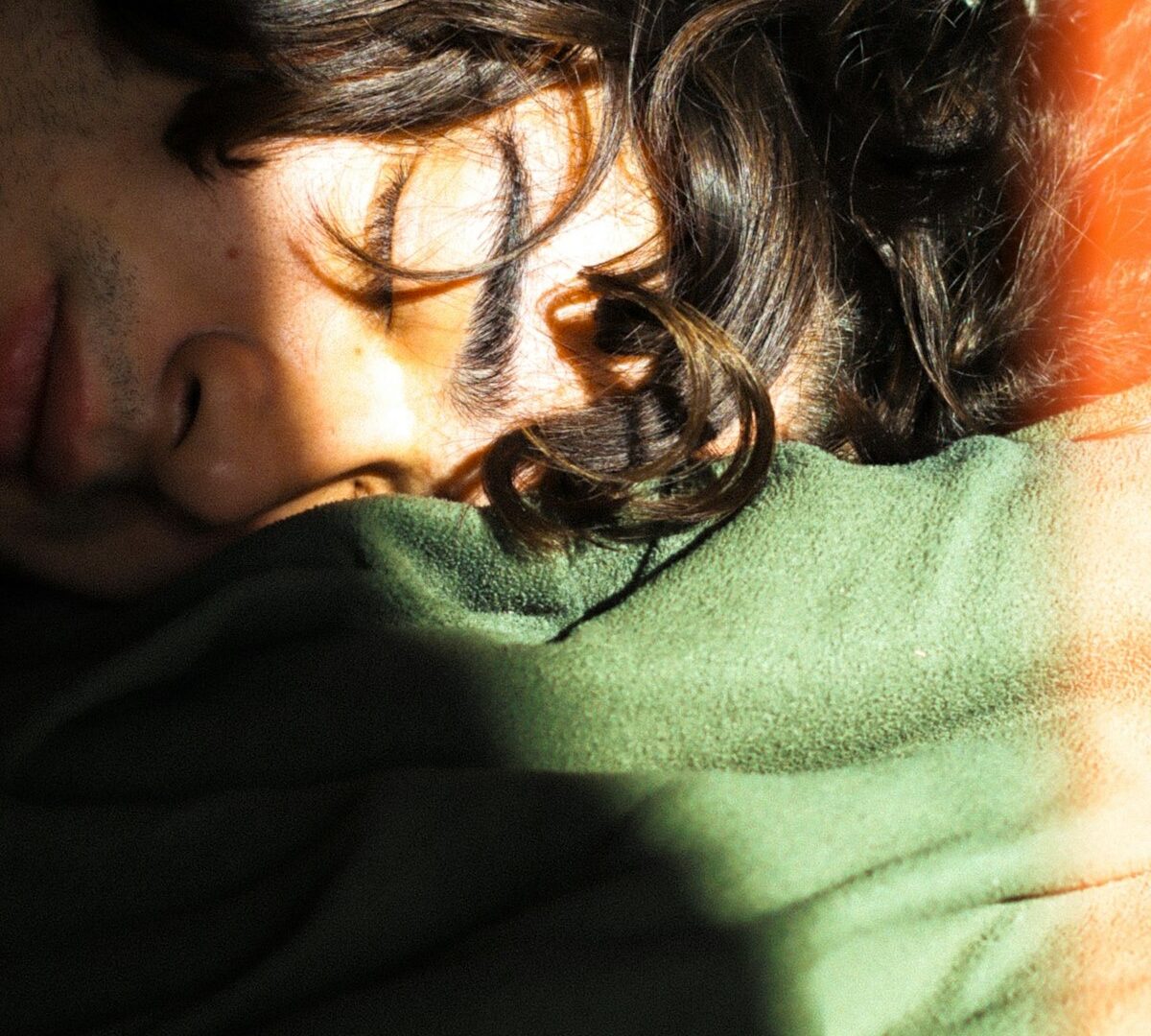 穏やかに眠る男性