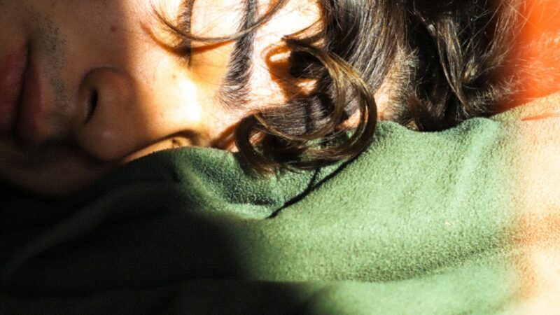 穏やかに眠る男性