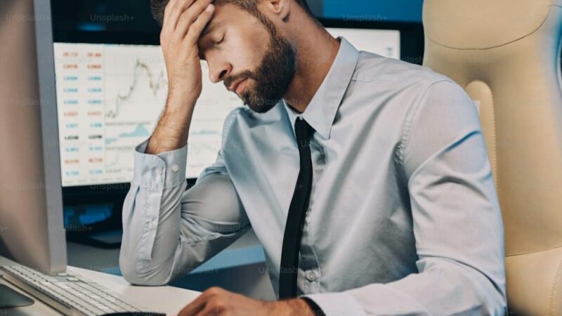 デスクで頭を抱える男性