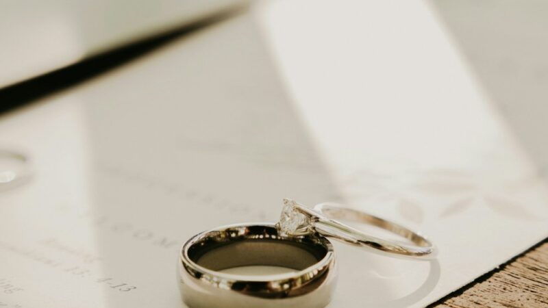 テーブルの上に並ぶ2つの結婚指輪