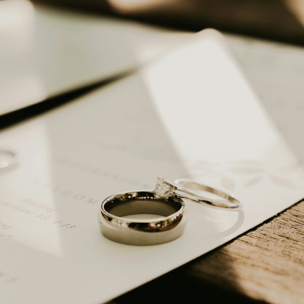テーブルの上に並ぶ2つの結婚指輪